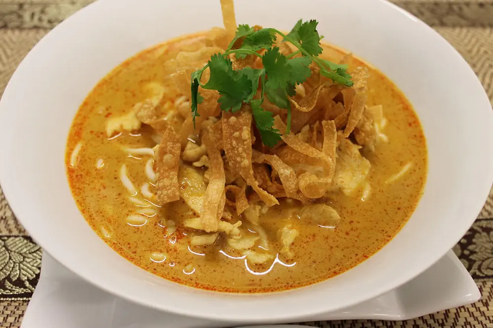 Kaw Soi Gai: Curry-Nudelsuppe mit knusprigen Nudeln
