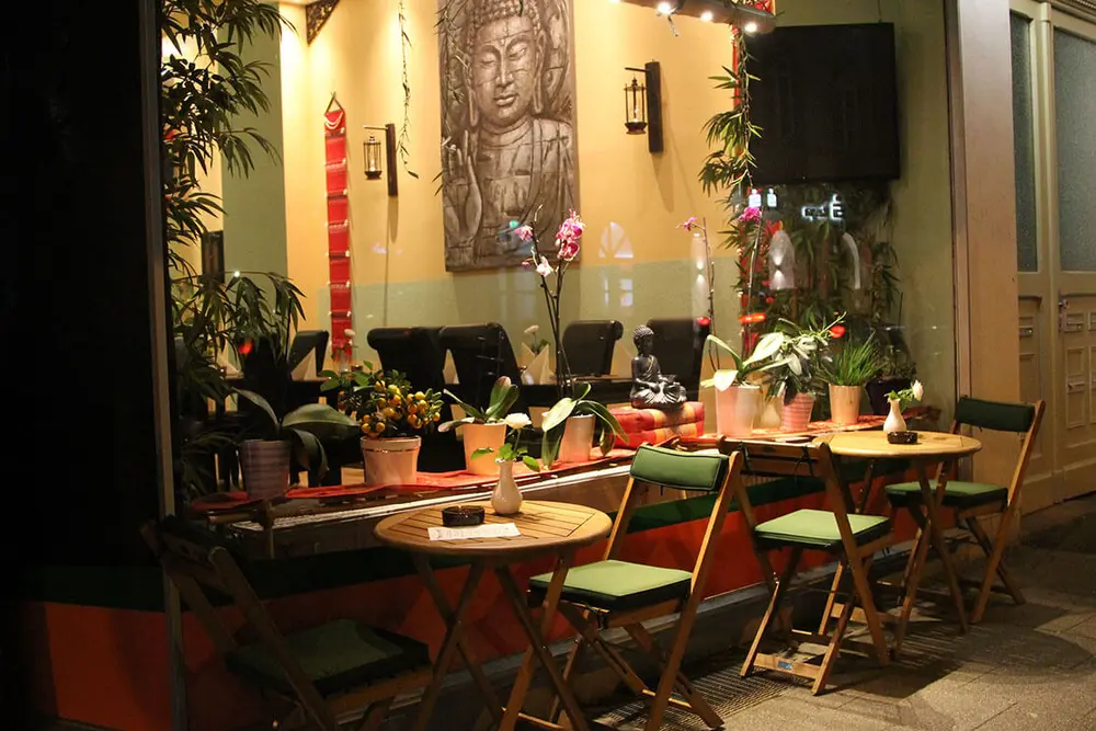 Terrasse des Bai Bua am Abend mit Lichtern