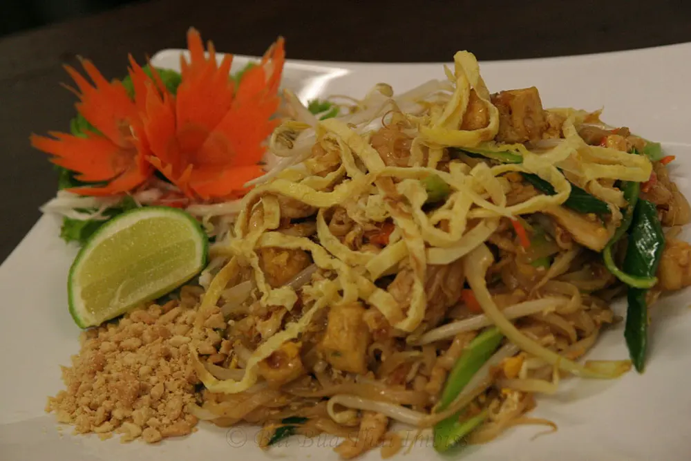 Pad Thai Wunsen: Pad Thai mit Glasnudeln, Erdnüssen und Limette
